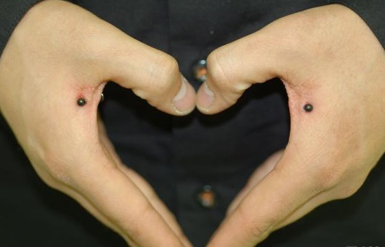 Tindik Jari, Menjadi Pengganti Cincin Kawin Ala Generasi Milenial Tindik Jari, Menjadi Pengganti Cincin Kawin Ala Generasi Milenial