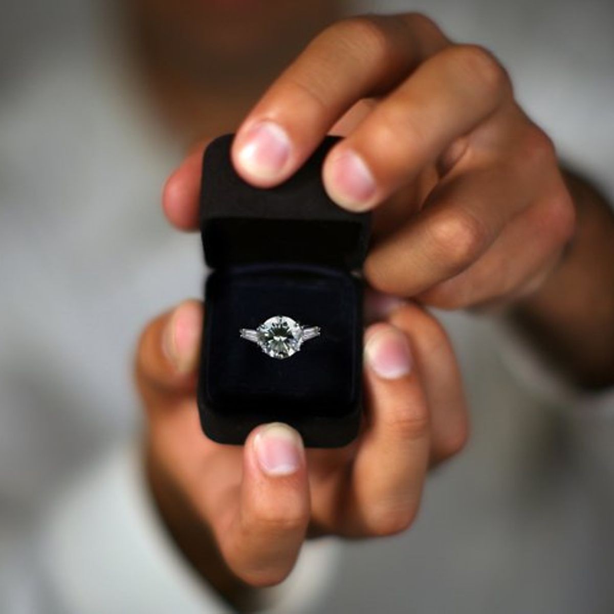 Tips Memberikan Cincin Tunangan Surprise yang Tepat Untuk Pasangan Tips Memberikan Cincin Tunangan Surprise yang Tepat Untuk Pasangan