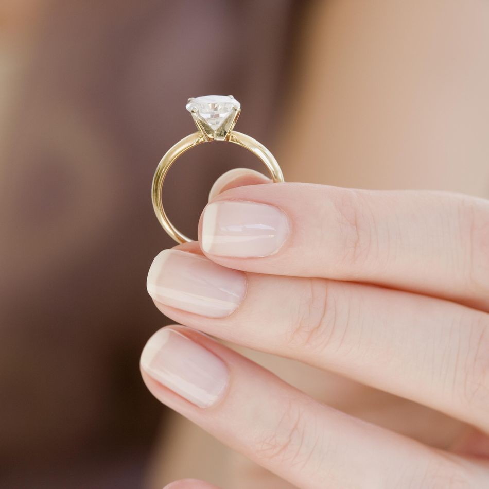 Tips Menemukan Cincin Tunangan Impian