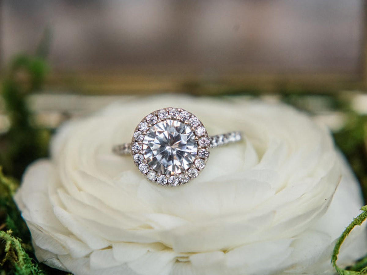 Tips Menjaga Cincin Nikah dengan Batu Berlian Tips Menjaga Cincin Nikah dengan Batu Berlian
