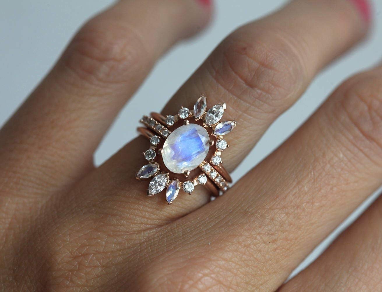 Trik Membuat Cincin Kawin Unik dan Berbeda dengan Cincin Orang Lain Trik Membuat Cincin Kawin Unik dan Berbeda dengan Cincin Orang Lain