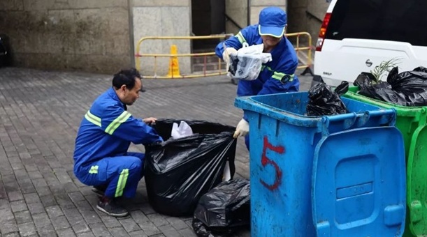 Tukang Sampah Ini Temukan Cincin Senilai Rp219 Juta dalam Tumpukan Sampah