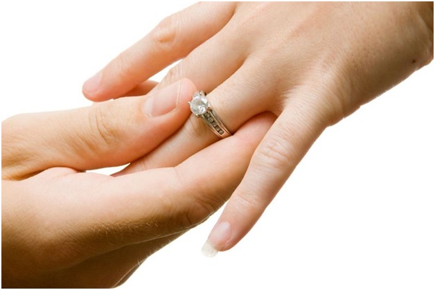 Warna Cincin Kawin Mulai Terlihat Gelap Dan Kusam? Hindari Hal Berikut Warna Cincin Kawin Mulai Terlihat Gelap Dan Kusam? Hindari Hal Berikut